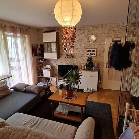 Akropolitan Schoenes In Einer Mit Eigenem Grossen Garten Homestay Munich